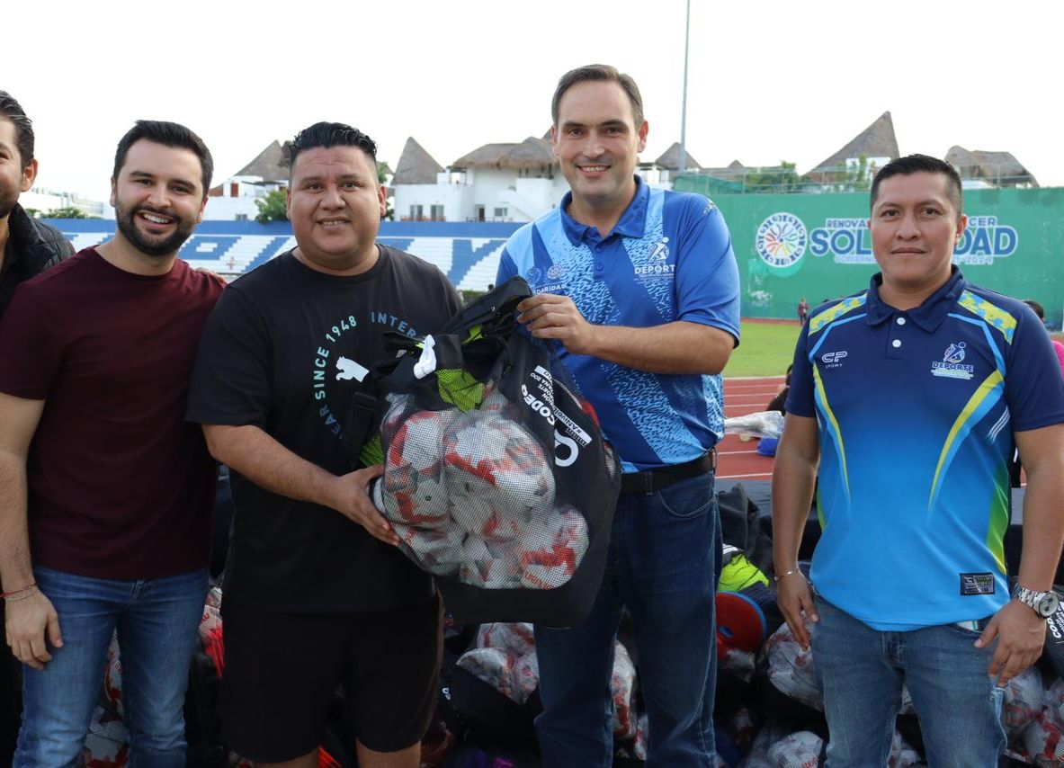 Promotores y entrenadores deportivos solidarenses reciben material deportivo de la CODEQ – H. Ayuntamiento de Solidaridad